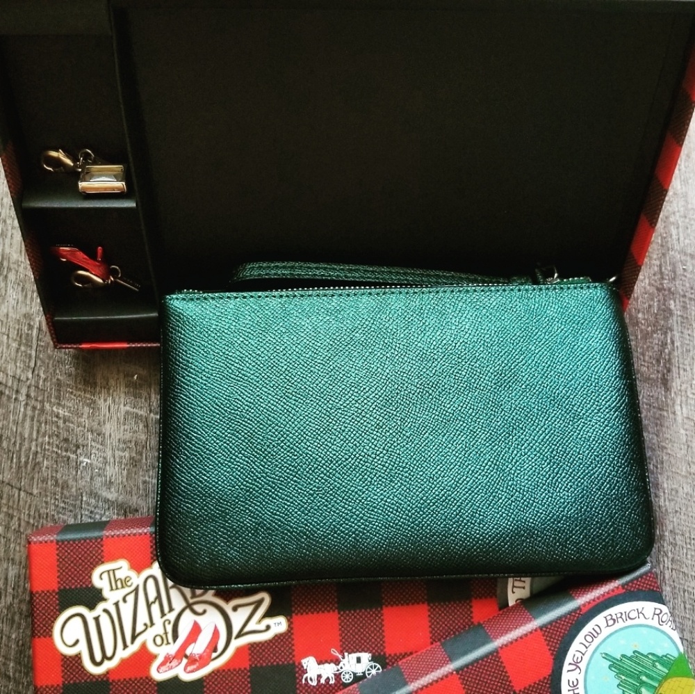 🍒NIB🍒 COACH DOROTHY METALLIC WRISTLET + CHARMS - Picture 7 of 8